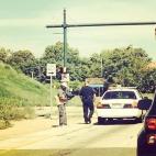 Amable policía regala zapatos a un hombre sin hogar en vez de multarlo.