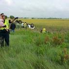 Foto captura el momento en el que un oficial de la policía consuela a una niñita en la escena de accidente donde murió su papá.