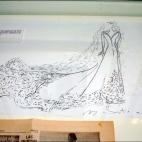 El vestido fue un modelo inspirado en la 'línea princesa'. El vestido era de corte continuado desde los hombros al suelo.