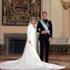 El vestido que llevó Letizia Ortiz iba ceñido al talle y contaba con una falda amplia.