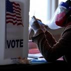 Mascarilla, mampara facial, guantes... las elecciones del COVID-19