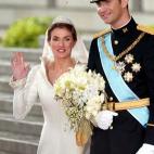 Tanto las manoplas de las mangas como el escote delantero y trasero iban bordados por ambos lados en hilo de plata y oro hilado. También el delantero de arriba a bajo.