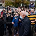 Joe Biden saluda (como se puede) a un grupo de seguidores
