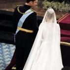 Igual que las manoplas de las mangas, la parte delantera del vestido y escote delantero, el escote trasero del vestido iba bordado en hilos de plata y oro.