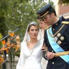 De forma triangular y con unas medidas de tres metros de largo por dos de ancho, el manto era de tul de seda natural e iba bordado a la aguja siguiendo las técnicas del siglo XIX.