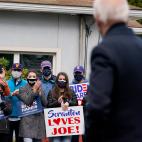 Joe Biden, aplaudido por un grupo de seguidores