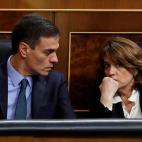 El presidente del Gobierno, Pedro S&aacute;nchez, conversa con la ministra de Justicia, Dolores Delgado.