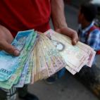 Ahora se controla la cantidad de dinero de los ciudadanos y los bancos limitan la retirada de efectivo.