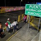 Ante esta situaci&oacute;n los venezolanos huyen a pa&iacute;ses vecinos como Colombia, Ecuador, Per&uacute;, Brasil, Chile y Argentina.