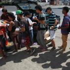 Y reciben ayuda como estos venezolanos a los que unos voluntarios dan de comer en Cali, Colombia.
