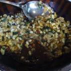 Estas larvas de hormigas escamoleras, extremadamente agresivas y peligrosas, son una delicia en México y existen infinitas recetas para prepararlas. Su dificultad para reproducirse convierte este plato en una exquisitez. Sólo para estómagos v...