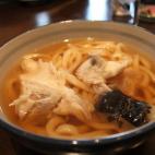 Así es como se denomina al pez globo en Japón. Esta comida es especialmente peligrosa por contener tetrodotoxina, o dicho de otro modo, veneno. De ahí que la ley japonesa sólo permita preparar este plato a chefs con tres años o más de expe...