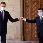 El presidente del Gobierno, Pedro Sánchez, y el presidente catalán, Pere Aragonès, se saludan en el Palau de la Generalitat.