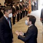 Ambos presidentes han mantenido una breve charla nada más pasar revista a la guardia de honor de los Mossos.