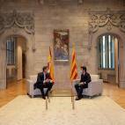 Ambos presidentes, en la Sala Torres Garcia, del Palau, de estilo g&oacute;tico.