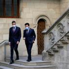 Los dos presidentes bajan una escalera del Palau tras la reunión.