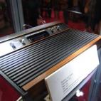 "No es la primera consola pero es la que recordamos la mayoría como si lo fuera: la Atari de madera que salió en 1977 con el juego Pong, una pelota que se movía de un lado a otro. Hay una versión de seis palancas algo más dificililla", expl...