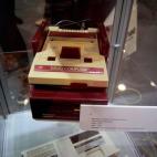 La Famicom (Family Computer Entertainment) es el modelo original japonés de la NES, siglas de Nintendo Entertainment System, una de las consolas más míticas de la historia. "Entramos en la era de los 8 bit, la que la mayoría recordamos. La N...