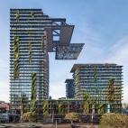 One Central Park / Ateliers Jean Nouvel (Australia): "El parque público del centro del recinto sube por los lados de las torres de cristal desde suelo al techo para formar un frondoso dosel del siglo XXI. Usando 250 especies de flores y plantas...