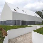 White Wolf Hotel / AND-RÉ (Portugal): "Terminado en 2013 y abierto recientemente al público, White Wolf Hotel es una serie de edificios íntimamente relacionados con el rico entorno natural que les rodea. La arquitectura de la construcción es...