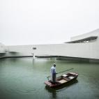 The Building on the Water / Álvaro Siza + Carlos Castanheira (China): "La inauguración de 'The Building On the Water' de la planta química Shihliem en Huai'An City, provincia de Jiangsu, se celebró el 30 de agosto de 2014. Fue el primer trab...