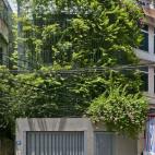 Green Renovation / Vo Trong Nghia Architects (Vietnam): "El rápido desarrollo de Vietnam plantea muchos problemas urbanos; menos espacios verdes, escasez de electricidad e inundaciones. El incremento del número de motocicletas está causando a...
