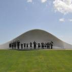 Acoustic Shells / Flanagan Lawrence (Reino Unido): "Situadas en un jardín junto a la playa en Littlehampton, West Sussex, Reino Unido, estas 'Acoustic Shells' [Conchas acústicas] actúan como escenario y refugio para la comunidad local. Movida...