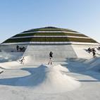 StreetDome / CEBRA + Glifberg + Lykke (Dinamarca): "Arquitectura danesa, prácticas de diseño CEBRA y Glifberg+Lykke han diseñado un multi-parque y centro cultural para deportes callejeros en el frente del puerto de Haderslev en el sur de Dina...