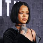 La cantante caribeña utiliza su Snapchat para compartir momentos graciosos y muy provocativos de sus giras y su vida privada. Su nick es rihanna.