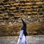 Penitente camina antes de la procesión de la hermandad de "La Amargura" en Carmona.