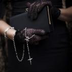 Una mujer que lleva la mantilla tradicional de Semana Santa (Sevilla)