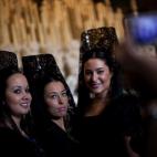 Mujeres llevando la mantilla tradicional en la iglesia de La Macarena (Sevilla).