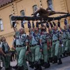 Miembros de la Legión Española llevan El Cristo de la Buena Muerte en Málaga.