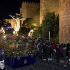 La imagen del Santísimo Cristo de los Ajusticiados (s. XVI), la más antigua de cuantas procesionan en la Semana Santa de Ávila representando a Cristo muerto en la cruz, protagoniza el Vía Crucis de Penitencia en torno a los 2,5 kilómetros d...
