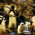 Penitentes de hermandad de la Macarena a la salida de la Basilica para iniciar su procesión en la celebración de la Madrugá sevillana, una noche con seis cofradías recorriendo el centro de la ciudad.