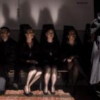 Varias mujeres vestidas con mantilla, que procesionan por primera vez en la Cofradía de Nuestro Padre Jesús Nazareno que sale del colegio que lleva su mismo nombre.