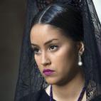 Una mujer con mantilla acompaña a la Virgen de los Dolores en la Primitiva, Pontificia y Real Congregación del santísimo Cristo de la Vera-Cruz y María Santísima de los Dolores, en la procesión que esta tarde ha recorrido las calles de Jaén.