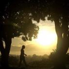 La silueta de la defensora del cambio climático, Yeb Sano, ante el cielo de Manila, Filipinas.