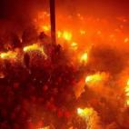 Varias personas explotan petardos en la danza de 'Plens' durante el primer día del festival 'La Patum' en Berga, España.