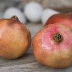 Es otro de los productos más típicos del invierno, pero a veces nos olvidamos de tomarlo por la pereza que supone pelarlo. Aunque, quizás, después de conocer las propiedades de esta fruta que sedujo a los árabes cuando llegaron a la peníns...