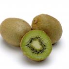 Si tuviésemos que elegir entre tomar un zumo de naranja recién exprimido por la mañana o kiwi, la doctora Blay recomienda la segunda opción. Y no solo por su conocido efecto en la lucha contra el estreñimiento. El kiwi aporta más del doble...