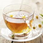 Si beber manzanilla siempre es saludable, en invierno lo es especialmente por su poder antitusígeno. Y es que esta infusión, muy recomendable en caso de dolor de estómago, cuenta con propiedades para calmar y aliviar la tos.