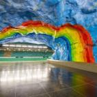 Muchas de las estaciones del metro de Estocolmo son puro arte y la de Stadion es una de las más llamativas. Está ubicada en el barrio de Östermalm y fue decorada con motivo de los Juegos Olímpicos en 1912. Entre sus diseños se encuentran nu...