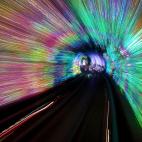 Como llegado del futuro, este túnel de luces de neón comunica la zona colonial de Bund con la zona financiera de Pudong. El tramo se recorre en cabinas acristaladas para que los viajeros no pierdan detalle del juego de luces con la velocidad. ...