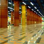 Miles de colores impregnan esta estación de metro en el centro de Lisboa de la mano de Tomás Taveira. Sus columnas metálicas hacen de su decoración una expresión vanguardista en este medio de transporte tan característico de la metrópoli....