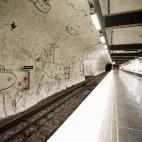 Otra de las estaciones míticas de la capital sueca es la de Hallonbergen. Su decoración simula dibujos de niños pequeños y resulta de lo más divertido. La estación fue abierta en 1975 con los dibujos obra de Elis Eriksson.