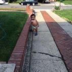 "Cuando despierta y lo primero que quiere hacer es salir pero solo se mantiene quieto el tiempo suficiente para poder ponerle zapatos".