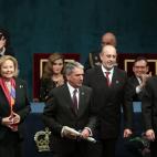 José Antonio Busto (2i), presidente de la Federación Española de Bancos de Alimentos, acompañado de otros representantes, tras recoger el premio Príncipe de Asturias de la Concordia 2012, de manos del príncipe Felipe.