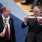 El biólogo británico Gregory Winter (i) y el patólogo estadounidense Richard Lerner, tras recoger el Premio Príncipe de Asturias de la Investigación Científica y Técnica.