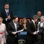 Los representantes del Movimiento Internacional de la Cruz Roja y de la Media Luna Roja Celia Fernández (i), Tadateru Konoé (2i), Peter Maurer (2d), Amal Eman (d), tras recoger el premio Príncipe de Asturias de Cooperación Internacional 201...